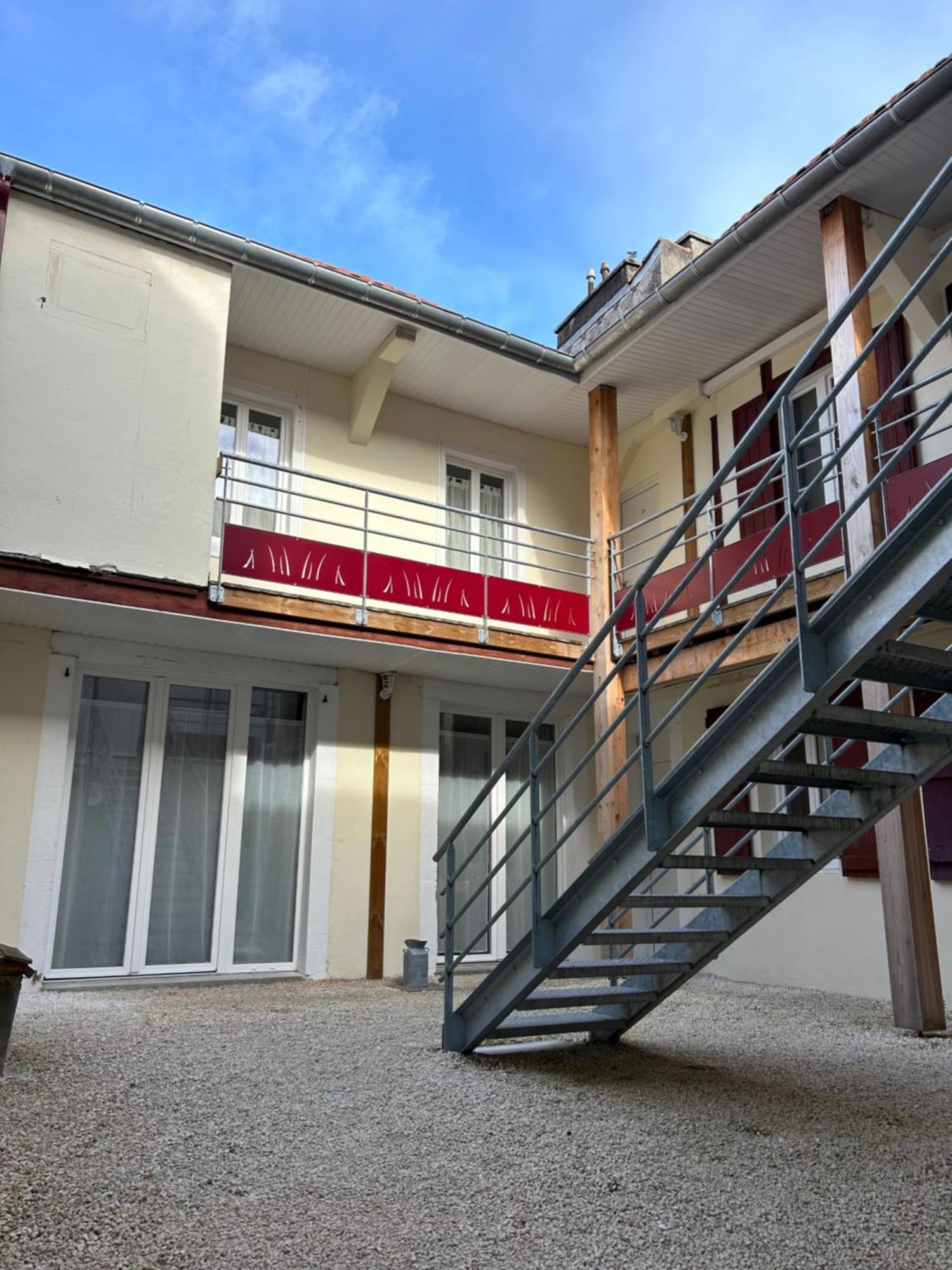 Le Patio : Appartement Chic 3 Chambres Au Coeur De Pau Εξωτερικό φωτογραφία